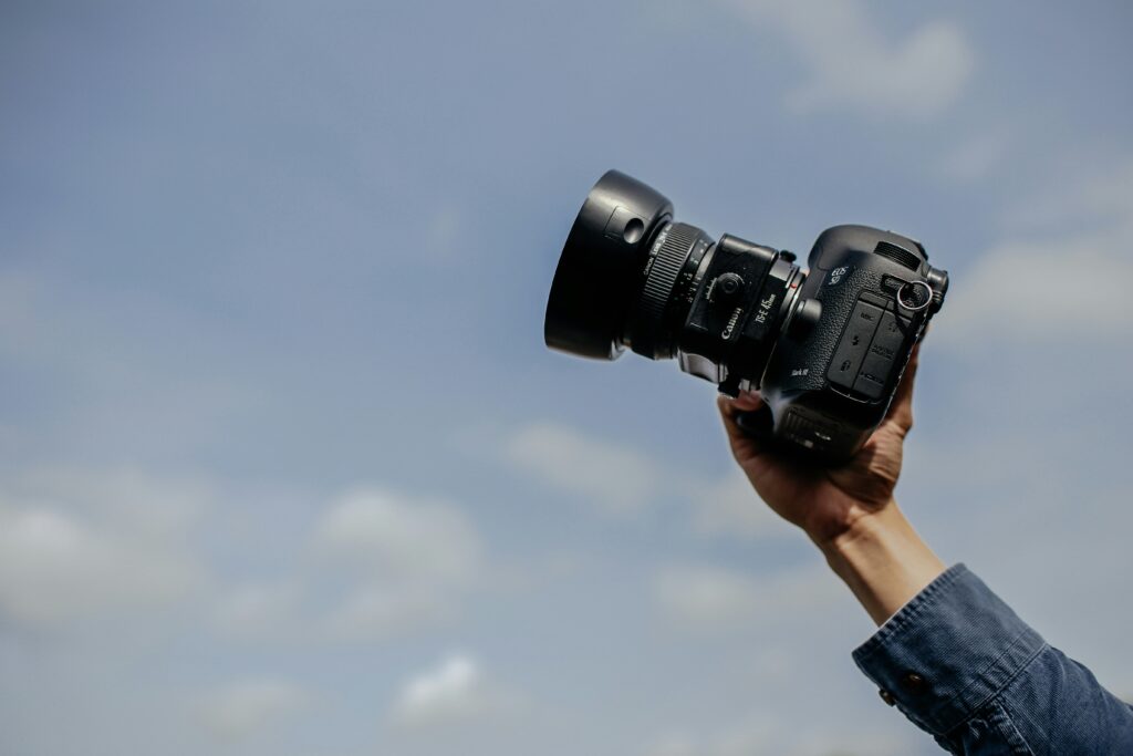 Een fotograaf die een camera vasthoudt